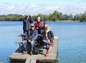 5 av dagens deltagare roar sig vid  Laxsjön